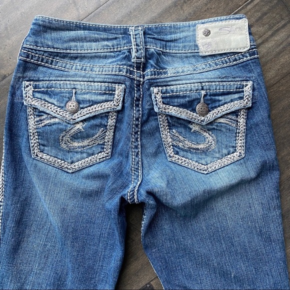 I’m selling my silver jeans willing to exchange for a size 26.. - Picture 3 of 6